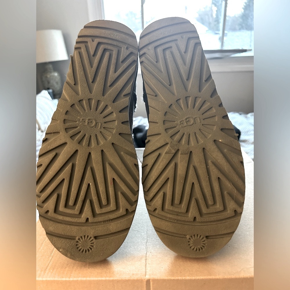 Ugg Bailey Button II, Gray size 8 - Picture 6 of 8